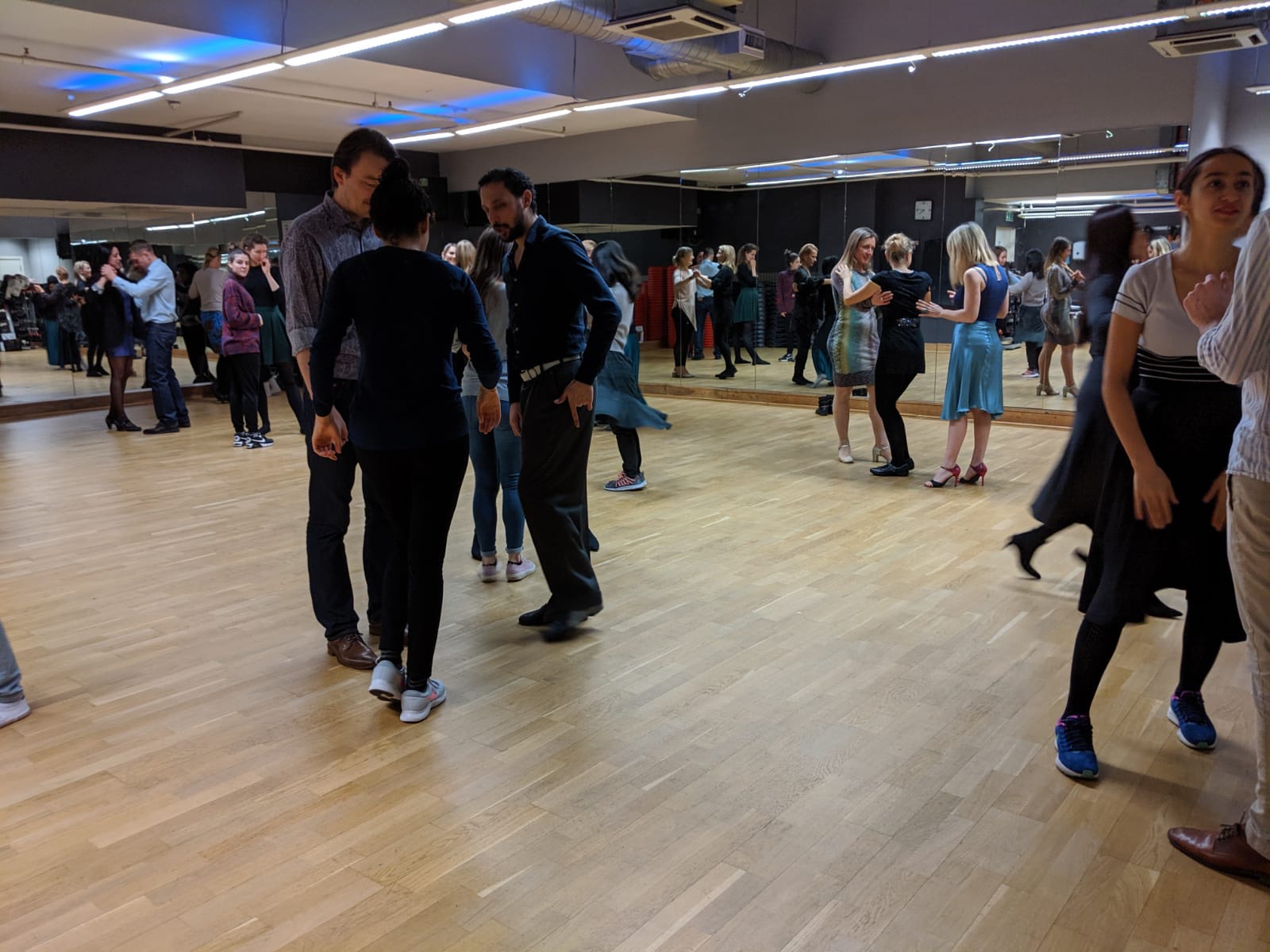 Close work on technique during a Tango Integral lesson